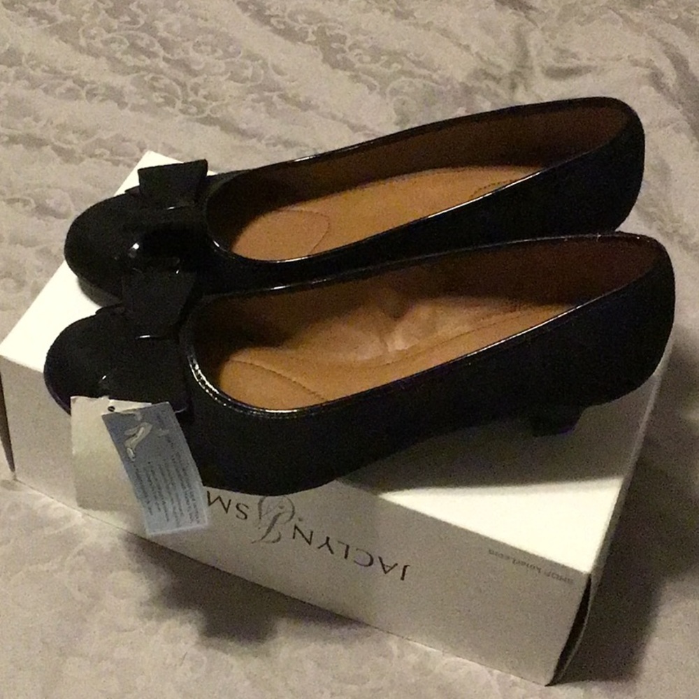 Jaclyn Smith pumps